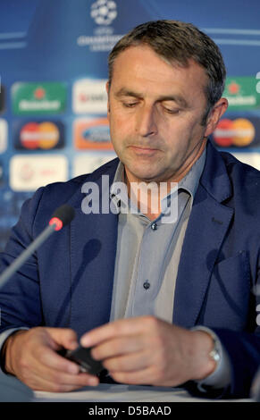 Deutsche Bundesliga-Verein Werder-Sportdirektor Klaus Allofs liefert eine Pressekonferenz in Bremen, Deutschland, 17. August 2010. Werder Bremen bestätigt, dass Deutschland Mittelfeldspieler Mesut Oezil aus der Bundesliga-Klubs Real Madrid bewegen wird. Bremen wollte feststellen, welche Größe Ablösesumme für Özil, beteiligt war, einer der Stars für Deutschland in diesem Sommer WM war. Ozi Stockfoto