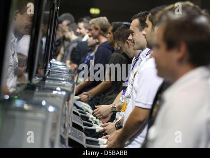 Besucher schauen Sie sich die neue "Xbox" auf der Gamescom Messe in Köln, Deutschland, 18. August 2010. Europas größte Messe für interaktive Spiele findet vom 18. bis 22 August. Foto: Oliver Berg Stockfoto