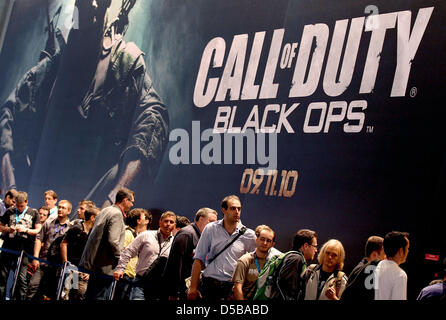 Besucher Schlange vor einer Tribüne zu überprüfen, das Spiel "Call of Duty" auf der Gamescom Messe in Köln, Deutschland, 18. August 2010. Europas größte Messe für interaktive Spiele findet vom 18. bis 22 August. Foto: Oliver Berg Stockfoto