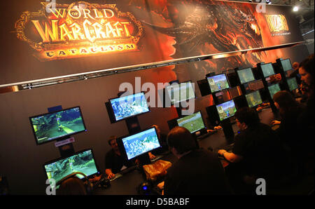 Besucher schauen Sie sich das Spiel "World of Warcraft" auf der Gamescom Messe in Köln, Deutschland, 18. August 2010. Europas größte Messe für interaktive Spiele findet vom 18. bis 22 August. Foto: Oliver Berg Stockfoto