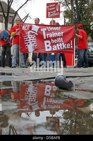 NPD-Mitglieder protestieren gegen die Entlassung eines Fußballvereins ein Flügel-rechtsextremistische Jugendtrainer während eines Wochenmarktes auf Pendler (Sachsen-Anhalt) an der Unstrut, Deutschland, 18. August 2010. Die genannten Trainer - Luz Battke - hat einen Sitz für die NPD im Rat der Stadt und der County Council von der Burgenlandkreis. Mit "Ein Tag der Menschheit" die evangelische Kirche und der Verein Stockfoto