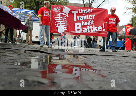 NPD-Mitglieder protestieren gegen die Entlassung eines Fußballvereins ein Flügel-rechtsextremistische Jugendtrainer während eines Wochenmarktes auf Pendler (Sachsen-Anhalt) an der Unstrut, Deutschland, 18. August 2010. Die genannten Trainer - Luz Battke - hat einen Sitz für die NPD im Rat der Stadt und der County Council von der Burgenlandkreis. Mit "Ein Tag der Menschheit" die evangelische Kirche und der Verein Stockfoto