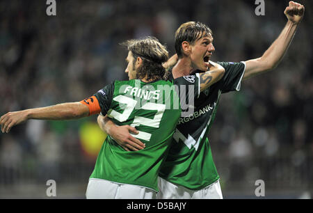 Bremens Torsten Frings (L) feiert seinen Elfmetertor zum 2: 0-Führung mit Tim Borowski während der UEFA-Champions-League-Qualifikationsspiel von Werder Bremen vs. U.C. Sampdoria Genua in Bremen, Deutschland, 18. August 2010. Das Spiel endete 3: 1. Foto: Carmen Jaspersen Stockfoto