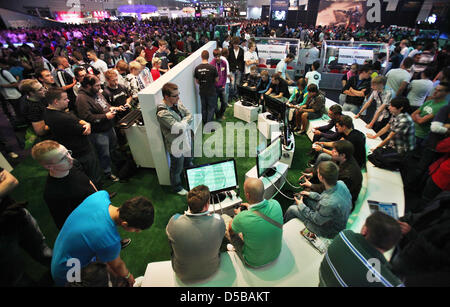 Besucher schauen Sie sich Spiele auf der Gamescom Messe in Köln, Deutschland, 19. August 2010. Europas größte Messe für interaktive Spiele findet vom 18. bis 22 August. Foto: Oliver Berg Stockfoto