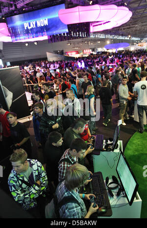 Besucher Besuche bewegungsgesteuerte Spiele auf der Gamescom Messe in Köln, Deutschland, 19. August 2010. Europas größte Messe für interaktive Spiele findet vom 18. bis 22 August. Foto: Oliver Berg Stockfoto