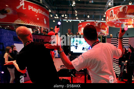 Besucher Besuche bewegungsgesteuerte Spiele auf der Gamescom Messe in Köln, Deutschland, 19. August 2010. Europas größte Messe für interaktive Spiele findet vom 18. bis 22 August. Foto: Oliver Berg Stockfoto