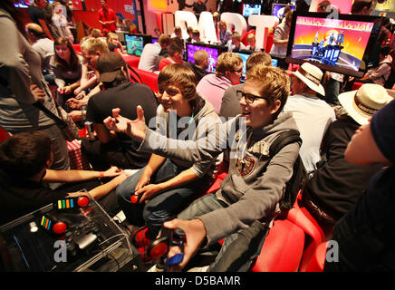 Besucher schauen Sie sich Spiele auf der Gamescom Messe in Köln, Deutschland, 19. August 2010. Europas größte Messe für interaktive Spiele findet vom 18. bis 22 August. Foto: Oliver Berg Stockfoto