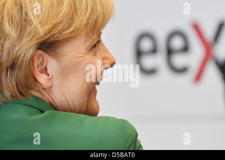 Deutsche Bundeskanzlerin Angela Merkel (CDU) besucht der Strombörse EEX in Leipzig, Deutschland, 19. August 2010. Merkel besucht die EEX anlässlich ihrer "Energie-Reise" quer durch Deutschland. Die EEX betreibt Spotmärkten und Futures-Märkte für Strom, Gas, Kohle und CO2-Emissionsrechte. Foto: JAN WOITAS Stockfoto