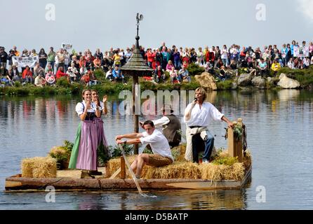 Österreichische Pop-Sängerin Hansi Hinterseer und Tausende seiner Fans tun Tradional Fan Wanderung auf die Ehrenbach Höhe in Tirol, Österreich am 19. August 2010. Hansi Hinterseer ist derzeit der dänischen Charts schlagen. Stockfoto