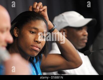 Südafrikanische Sportler Caster Semenya (C) und ihr Trainer Michael Seme (R) besuchen eine Pressekonferenz auf der bevorstehenden ISTAF Leichtathletik Meeting in Berlin, Deutschland, 20. August 2010. Einige 200 Athleten werden registriert, um an der ISTAF Berlin am 21. und 22. August 2010 zu konkurrieren. Foto: RAINER JENSEN Stockfoto