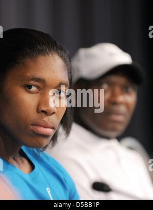 Südafrikanische Sportler Caster Semenya (C) und ihr Trainer Michael Seme (R) besuchen eine Pressekonferenz auf der bevorstehenden ISTAF Leichtathletik Meeting in Berlin, Deutschland, 20. August 2010. Einige 200 Athleten werden registriert, um an der ISTAF Berlin am 21. und 22. August 2010 zu konkurrieren. Foto: RAINER JENSEN Stockfoto