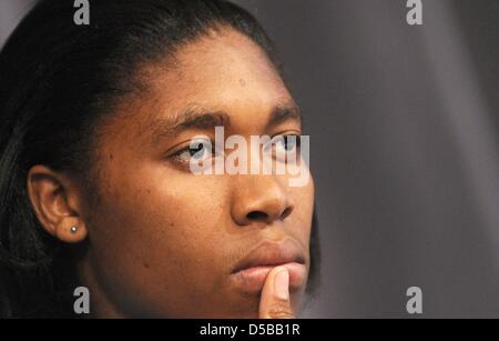 Südafrikanische Sportlerin Caster Semenya besucht eine Pressekonferenz auf der bevorstehenden ISTAF Leichtathletik Meeting in Berlin, Deutschland, 20. August 2010. Einige 200 Athleten werden registriert, um an der ISTAF Berlin am 21. und 22. August 2010 zu konkurrieren. Foto: RAINER JENSEN Stockfoto