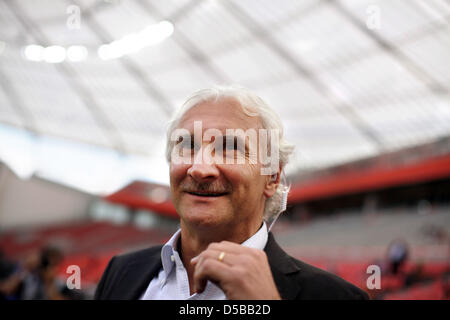 Leverkusens Sportdirektor Rudi Voeller Uhren der UEFA Europa League Play-off Bayer Leverkusen Vs Tawrija Simferopol in Leverkusen, Deutschland, 19. August 2010 entsprechen. Foto: Rolf Vennenbernd Stockfoto