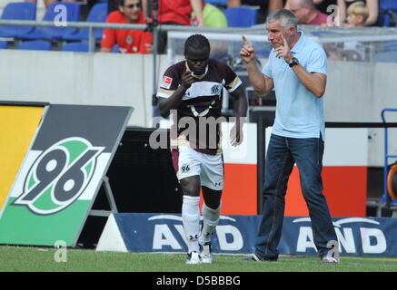 Hannovers Head Coach Mirko Slomka (R) mit Didier Ya Konan (L) feiert, Torschütze des 2: 1-Sieger, während Deutsche Bundesliga Spiel Hannover 96 Vs Eintracht Frankfurt im Stadion AWD-Arena in Hannover, Deutschland, 21. August 2010. Hannover besiegt Frankfurt mit 2: 1. Foto: JOCHEN LUEBKE (Achtung: EMBARGO Bedingungen! Die DFL ermöglicht die weitere Nutzung der Bilder in IPTV, mobi Stockfoto