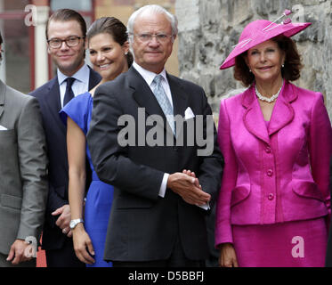 Prinz Daniel von Schweden (L-R), Kronprinzessin Victoria, König Carl XVI. Gustaf und Königin Silvia angekommen Saint Nicolas Kykra in Örebro, Schweden, 21. August 2010. Die schwedische Königsfamilie besucht die zweihundertjährigen Jubiläum der Parlamentssitzung von 1810 in Oerebro. 21. August 2010, jährt sich zum 200. Mal des Tages Jean Baptiste Bernadotte Erbe der schwedischen Thro gewählt wurde Stockfoto