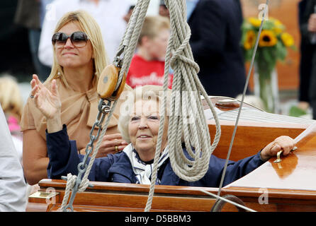 Dutch Queen Beatrix (R) und Kronprinzessin Maxima Segel auf dem privaten Schiff "De Groene Dräck" um die historischen Segelveranstaltung Sail2010 in Amsterdam, Niederlande, 22. August 2010 zu besuchen. Foto: Patrick van Katwijk Stockfoto