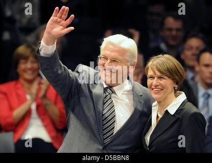 () - ein Dpa-Datei Bild datiert 19. April 2009 zeigt der SPD-Kandidat für die Kanzlerschaft Frank-Walter Steinmeier und seine Frau Elke Buedenbender winkte einer Menschenmenge in Berlin, Deutschland. Am 23. August 2010, Steinmeier verkündete Pläne, zum "Rückzug aus der Öffentlichkeit" für ein paar Wochen zu seiner schwer kranken Frau eine Niere spenden. Foto: TIM BRAKEMEIER Stockfoto