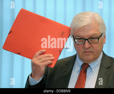 () - ein Dpa-Datei Bild datiert 10. Juni 2010 zeigt der SPD-Vorsitzende der parlamentarischen Fraktion Frank-Walter Steinmeier kratzte sich am Kopf mit einem Ordner in Berlin, Deutschland. Am 23. August 2010, Steinmeier verkündete Pläne, zum "Rückzug aus der Öffentlichkeit" für ein paar Wochen zu seiner schwer kranken Frau eine Niere spenden. Foto: Soeren Stache Stockfoto