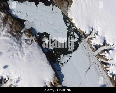 Ein NASA-Handout-Bild zeigt einen riesigen Eisberg, der der Petermann-Gletscher abgebrochen hat und nun schwimmt im Ozean an der nordwestlichen Küste Grönlands, 22. August 2010. Das letzte Mal ein Eisberg dieser Größenordnung ein Gletscher abgebrochen wurde im Jahre 1962. Foto: NASA Earth Observatory / Jesse Allen und Robert Simmon / United States Geological Survey Stockfoto