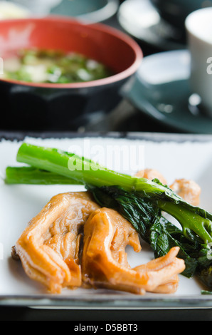 Hühnerfleisch und Gemüse auf Teller, leckeres chinesisches Essen Stockfoto