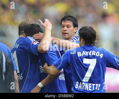 Auf den ersten Spieltag der Bundesliga-Saison feiert Leverkusens Michael Ballack das 2: 0-Ziel während des Spiels Borussia Dortmund gegen Bayer Leverkusen in Dortmund, Deutschland, 21. August 2010. Leverkusen gewann das Spiel 2: 0. Foto: Achim Scheidemann Stockfoto