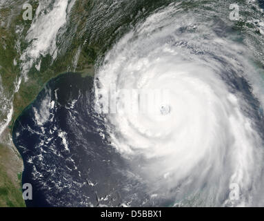 Veröffentlicht am 29. Mai 2005 eines Satellitenbildes auf Hurrikan "Katrina" NASA Handout roaming über dem Golf von Mexiko. "Katrina" war einer der verheerendsten Wirbelstürme überhaupt. Foto: Jeff Schmaltz, MODIS Rapid Response Team, NASA/GSFC / HANDOUT / redaktionelle Nutzung nur Stockfoto