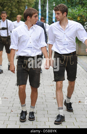 Deutsche Bundesliga-Verein FC Bayern Rechtsverteidiger Philipp Lahm (L) und nach vorne Thomas Mueller (R) kommen in Tracht für ein Foto-Shooting in München, 23. August 2010. Foto: ANDREAS GEBERT Stockfoto