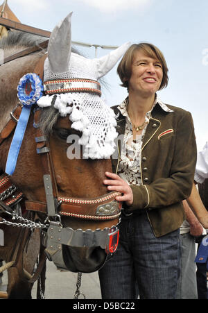 (Dpa-Datei) Ein Datei-Bild datiert 23. September 2009 von Elke Buedenbender, Ehefrau von dann der deutsche Außenminister Frank-Walter Steinmeier, in München. Herr Steinmeier, Leiter des Deutschen Bundestages Sozialdemokraten (SPD) Fraktion ist eine Niere seiner schwerkranken Frau, die Politiker in Berlin am 23. August 2010 angekündigt zu spenden. Er wird nicht auf der politischen Bühne für ein f vorhanden sein Stockfoto