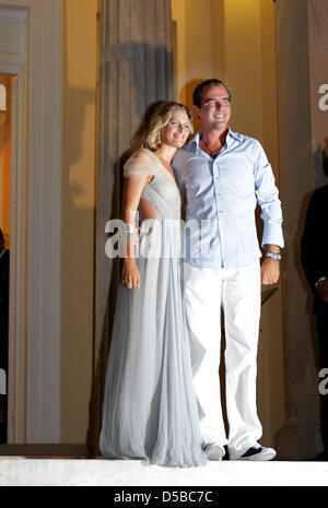 Prinz Nikolaos von Griechenland und seine Verlobte Tatiana Blatnik Grüße königlichen Gäste, die einen Tag vor der Hochzeit für ein Empfang-Party auf der Insel Spetses, Griechenland, 24. August 2010 eingetroffen sind. Die Hochzeit wird von Royals aus ganz Europa, darunter Spanien, Dänemark und Schweden besucht werden. Foto: Albert Nieboer Stockfoto