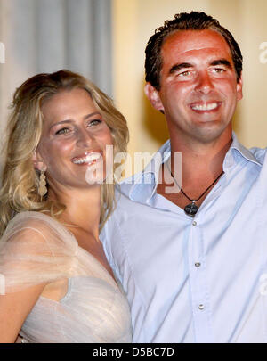 Prinz Nikolaos von Griechenland und seine Verlobte Tatiana Blatnik Grüße königlichen Gäste, die einen Tag vor der Hochzeit für ein Empfang-Party auf der Insel Spetses, Griechenland, 24. August 2010 eingetroffen sind. Die Hochzeit wird von Royals aus ganz Europa, darunter Spanien, Dänemark und Schweden besucht werden. Foto: Albert Nieboer Stockfoto