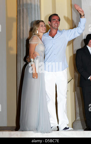 Prinz Nikolaos von Griechenland und seine Verlobte Tatiana Blatnik Grüße königlichen Gäste, die einen Tag vor der Hochzeit für ein Empfang-Party auf der Insel Spetses, Griechenland, 24. August 2010 eingetroffen sind. Die Hochzeit wird von Royals aus ganz Europa, darunter Spanien, Dänemark und Schweden besucht werden. Foto: Albert Nieboer Stockfoto