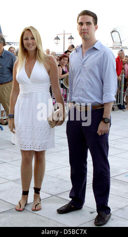 Prinz Philippos von Griechenland und Prinzessin Theodora kommen für eine Rezeption Partei einen Tag vor der Hochzeit von Prinz Nikolaos von Griechenland und Tatiana Blatnik auf der Insel Spetses, Griechenland, 24. August 2010. Die Hochzeit wird von Royals aus ganz Europa, darunter Spanien, Dänemark und Schweden besucht werden. Foto: Albert Nieboer Stockfoto