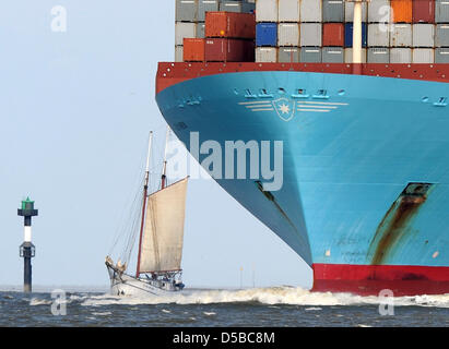 Das historische Segelschiff "Fliegende Holländer" trifft das Containerschiff "Elly Maersk" während der Windjammer-Parade "Sail 2010" in Bremerhaven, Deutschland, 25. August 2010. Mehr als 200 Schiffe aus 15 Nationen beteiligen sich an dem maritimen Festival (25-29 August 2010). Rund 1 Million Besucher werden erwartet, die Segeln-Begegnung in Bremerhaven zu besuchen. Foto: Ingo Wagner Stockfoto