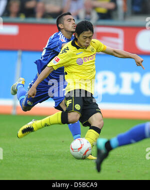 Dortmunds Shinji Kagawa aus Japan und Leverkusens Arturo Vidal aus Chile Kampf um den Ball in der ersten Bundesliga Spiel Borussia Dortmund vs. Bayer Leverkusen im Signal Iduna Park in Dortmund, Deutschland, 22. August 2010. Foto: Achim Scheidemann Stockfoto