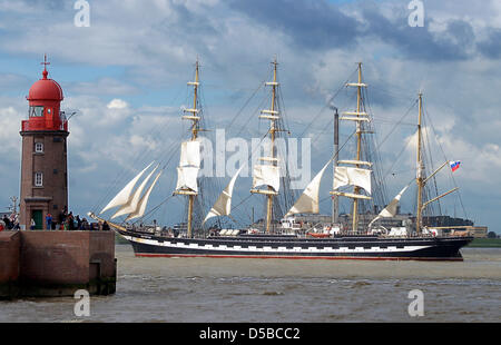 Die russischen vollste manipulierte Schiff "Kreuzenstern" kommt Bremerhaven während des Festivals der Windjammer "Sail 2010" in Bremerhaven, Deutschland, 25. August 2010. Mehr als 200 Schiffe aus 15 Nationen beteiligen sich an dem maritimen Festival (25-29 August 2010). Rund 1 Million Besucher werden erwartet, die Segeln-Begegnung in Bremerhaven. Foto: Ingo Wagner Stockfoto