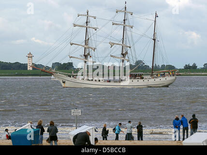 Die niederländischen Bark "Artemis" kommt für die Parade der Windjammer-Festival "Sail 2010" in Bremerhaven, Deutschland, 25. August 2010. Mehr als 200 Schiffe aus 15 Nationen beteiligen sich an dem maritimen Festival (25-29 August 2010). Erwartet werden rund 1 Million Besucher für die Segel-Begegnung in Bremerhaven. Foto: Matthias Balk Stockfoto