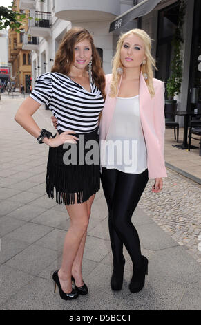 Taylor Ann Hasselhoff (L) und Hayley Hasselhoff posieren in Berlin, Deutschland, 25. August 2010. Das führt bei einem Rundgang durch den deutschen Sprachraum ab Februar 2011 zusammen mit ihrem Vater David Hasselhoff. Foto: Britta Pedersen Stockfoto