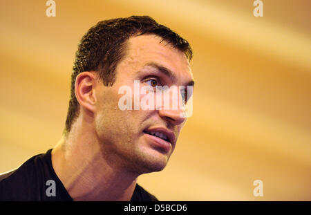 Ukrainischen Weltmeister im Boxen, Vladimir Klitschko, trainiert in der Tennishalle des Hotel Stranglwirt während eines Trainingslagers in Going, Österreich, 24. August 2010. IBF, IBO und WBO-Weltmeister Klitschko gegen den ehemaligen WBC-WM konkurrieren Weltmeister Peter am 11. September 2010. Foto: Tobias Hase Stockfoto