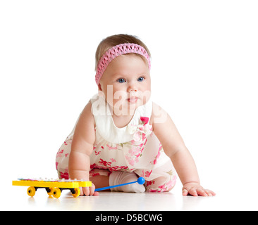 kleines Kind Mädchen spielen Spieluhr isoliert auf weiss Stockfoto