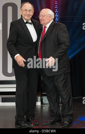 Hans-Dietrich Genscher; Michail Gorbatschow am Unesco Benefiz-Gala im Hotel Maritim Düsseldorf, Deutschland. -19.11.2011 Stockfoto