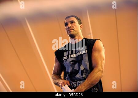 Ukrainischen Weltmeister im Boxen, Wladimir Klitschko (L), trainiert in der Tennishalle des Hotel Stranglwirt in einem Trainingslager in Going, Österreich, 24. August 2010. IBF, IBO und WBO-Weltmeister Klitschko gegen den ehemaligen WBC-WM konkurrieren Weltmeister Peter am 11. September 2010. Foto: Tobias Hase Stockfoto