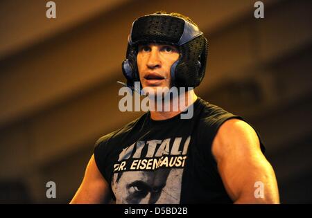 Ukrainischen Weltmeister im Boxen, Wladimir Klitschko (L), trainiert in der Tennishalle des Hotel Stranglwirt in einem Trainingslager in Going, Österreich, 24. August 2010. IBF, IBO und WBO-Weltmeister Klitschko gegen den ehemaligen WBC-WM konkurrieren Weltmeister Peter am 11. September 2010. Foto: Tobias Hase Stockfoto