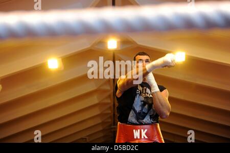 Ukrainischen Weltmeister im Boxen, Wladimir Klitschko (L), trainiert in der Tennishalle des Hotel Stranglwirt in einem Trainingslager in Going, Österreich, 24. August 2010. IBF, IBO und WBO-Weltmeister Klitschko gegen den ehemaligen WBC-WM konkurrieren Weltmeister Peter am 11. September 2010. Foto: Tobias Hase Stockfoto