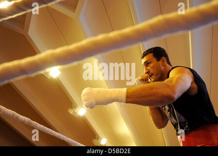 Ukrainischen Weltmeister im Boxen, Wladimir Klitschko (L), trainiert in der Tennishalle des Hotel Stranglwirt in einem Trainingslager in Going, Österreich, 24. August 2010. IBF, IBO und WBO-Weltmeister Klitschko gegen den ehemaligen WBC-WM konkurrieren Weltmeister Peter am 11. September 2010. Foto: Tobias Hase Stockfoto