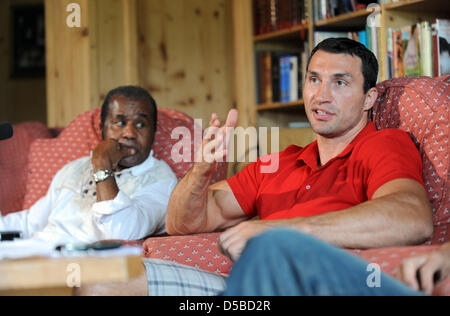 Ukrainischen Weltmeister im Boxen, Vladimir Klitschko und seinem amerikanischen Trainer Emanuel Steward an eine Pressekonferenz in der Bibliothek des Hotel Stranglwirt in Going, Österreich, 25. August 2010 teilnehmen. IBF, IBO und WBO-Weltmeister Klitschko gegen den ehemaligen WBC-WM konkurrieren Weltmeister Peter am 11. September 2010. Foto: Tobias Hase Stockfoto