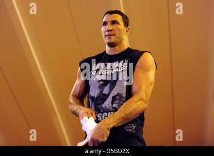 Ukrainischen Weltmeister im Boxen, Vladimir Klitschko, trainiert in der Tennishalle des Hotel Stranglwirt in einem Trainingslager in Going, Österreich, 24. August 2010. IBF, IBO und WBO-Weltmeister Klitschko gegen den ehemaligen WBC-WM konkurrieren Weltmeister Peter am 11. September 2010. Foto: Tobias Hase Stockfoto