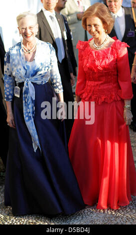 Dänische Königin Margrethe (L) und spanische Königin Sofia kommen für die Trauung von Nikolaos, Sohn des ehemaligen griechischen König und seiner Braut Tatiana Blatnik auf Insel Spetses, Griechenland, 25. August 2010. Das Paar heiratete in der weiß getünchten Kathedrale aus dem 19. Jahrhundert.  Die Hochzeit wurde von Royals aus ganz Europa, einschließlich die königlichen Familien von Spanien, Dänemark und Schweden besucht. PH Stockfoto