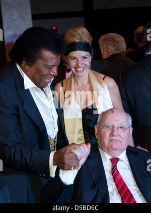 Roberto Blanco; Luzandra Strassburg; Michail Gorbatschow am Unesco Benefiz-Gala im Hotel Maritim Düsseldorf, Deutschland. - Stockfoto