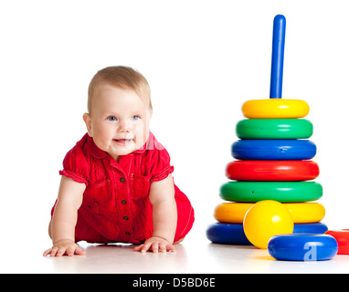 Babymädchen spielen mit großen Spielzeug isoliert auf weißem Hintergrund Stockfoto