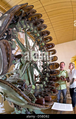 Regisseur Martin Schmager und Kurator Angela Sengewald untersuchen einen fahrbaren Spleiß am Schuh Museum von Weißenfels, Deutschland, 5. August 2010. Die Kollektion besteht aus 8000 Schuhe der verschiedenen Epochen, wodurch das 100 Jahre alte Museum die größte Art in Deutschland. Foto: Hendrik Schmidt Stockfoto